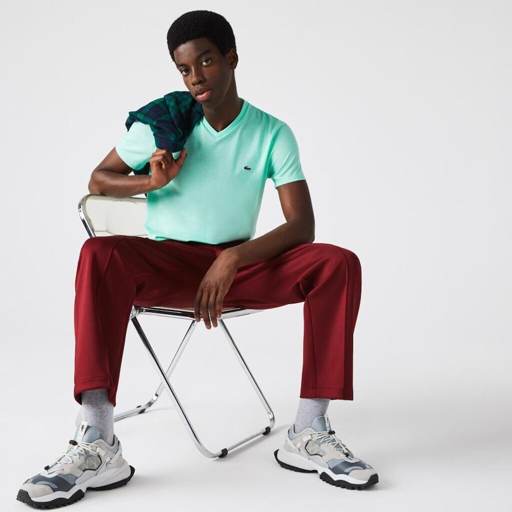 Camiseta Masculina em Jérsei de Algodão Pima com Gola V
