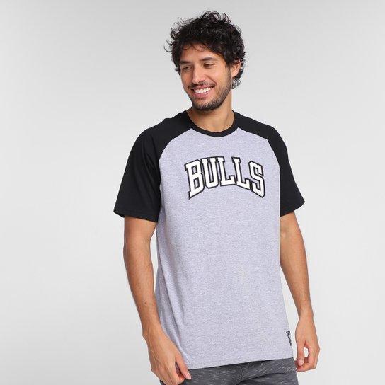 Camiseta NBA Chicago Bulls Raglan Masculina - Mescla Menor preço em Camiseta NBA Chicago Bulls Raglan Masculina - Mescla