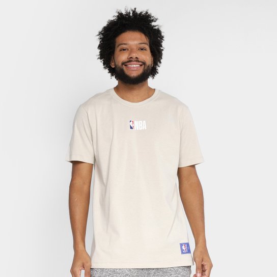 Camiseta NBA Mini Logo Masculina - Amendoa Menor preço em Camiseta NBA Mini Logo Masculina - Amendoa