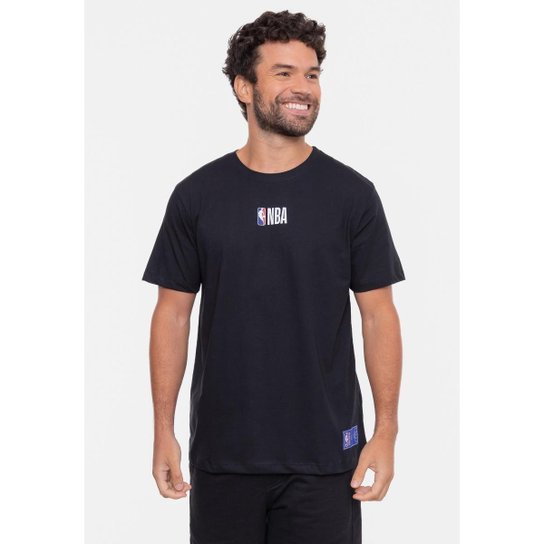 Camiseta NBA Mini Logo Soft Masculino - Preto Menor preço em Camiseta NBA Mini Logo Soft Masculino - Preto