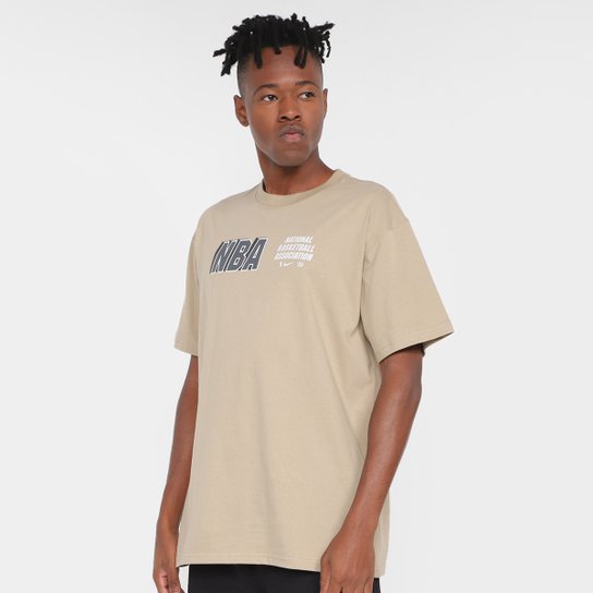 Camiseta NBA Nike Team 31 Courtside Masculina - Kaki Menor preço em Camiseta NBA Nike Team 31 Courtside Masculina - Kaki