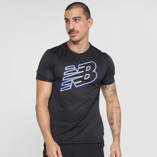 Camiseta New Balance Accelerate Print Masculina - Preto+Azul Menor preço em Camiseta New Balance Accelerate Print Masculina - Preto+Azul