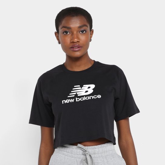 Camiseta New Balance Cropped Basic Feminina - Preto Menor preço em Camiseta New Balance Cropped Basic Feminina - Preto