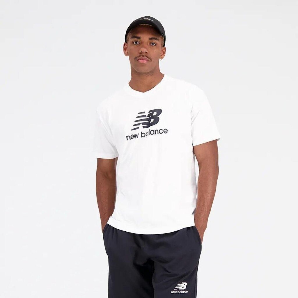 Camiseta New Balance Essentials - branco e preto