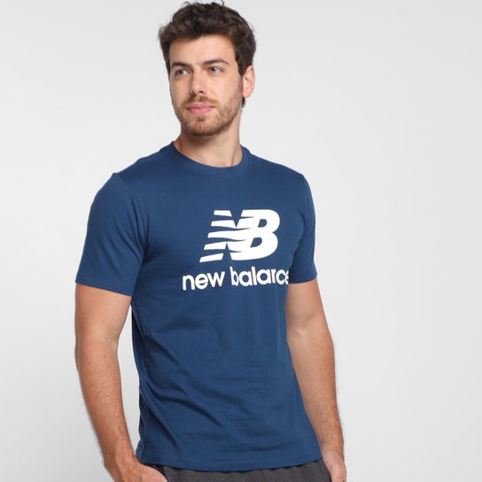 Camiseta New Balance Essentials Masculina - Marinho Menor preço em Camiseta New Balance Essentials Masculina - Marinho