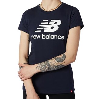 Camiseta New Balance Essetials Stacked Logo Feminino