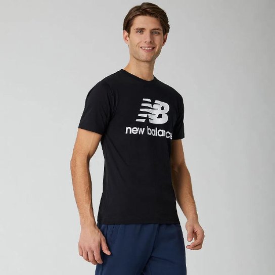 Camiseta New Balance Manga Curta Essentials Stacked - Preto Menor preço em Camiseta New Balance Manga Curta Essentials Stacked - Preto