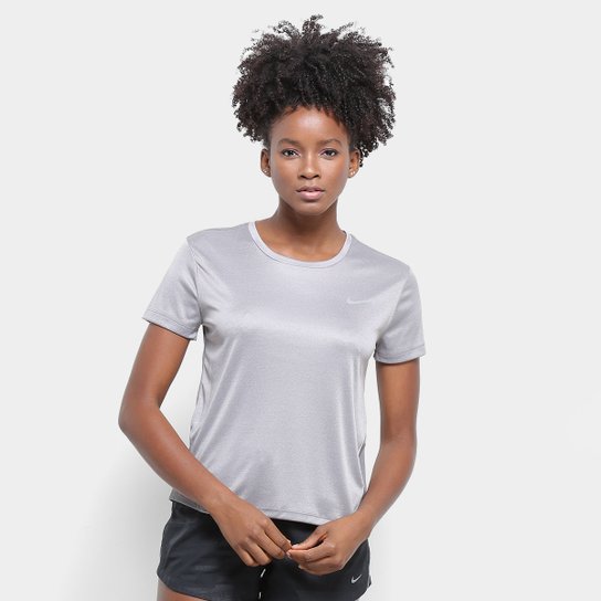 Camiseta Nike Dri-Fit Miler Top Feminina - Cinza Claro é ruim? Camiseta Nike Dri-Fit Miler Top Feminina - Cinza Claro é boa?