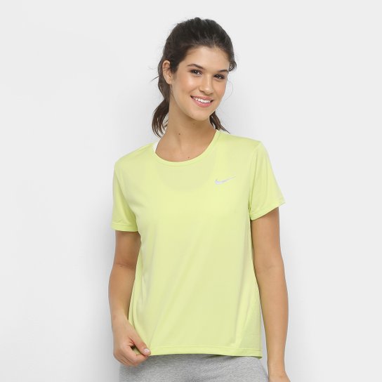 Camiseta Nike Dri-Fit Miler Top Feminina - Amarelo e Prata Menor preço em Camiseta Nike Dri-Fit Miler Top Feminina - Amarelo e Prata