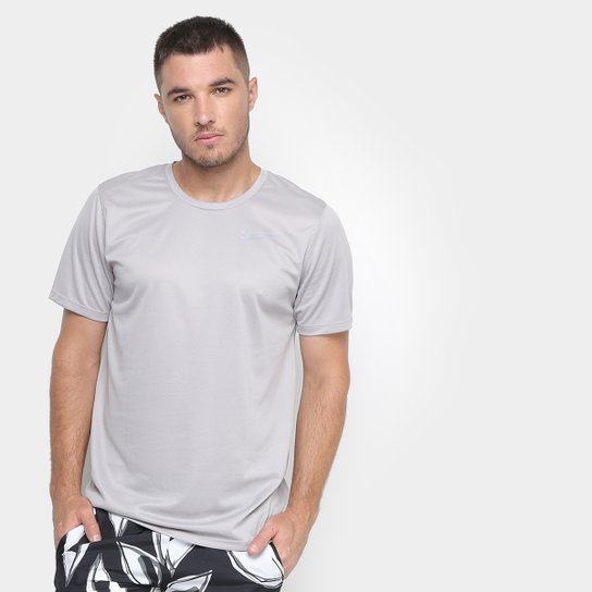 Camiseta Nike DRI-FIT Run Masculina - Cinza Claro Menor preço em Camiseta Nike DRI-FIT Run Masculina - Cinza Claro