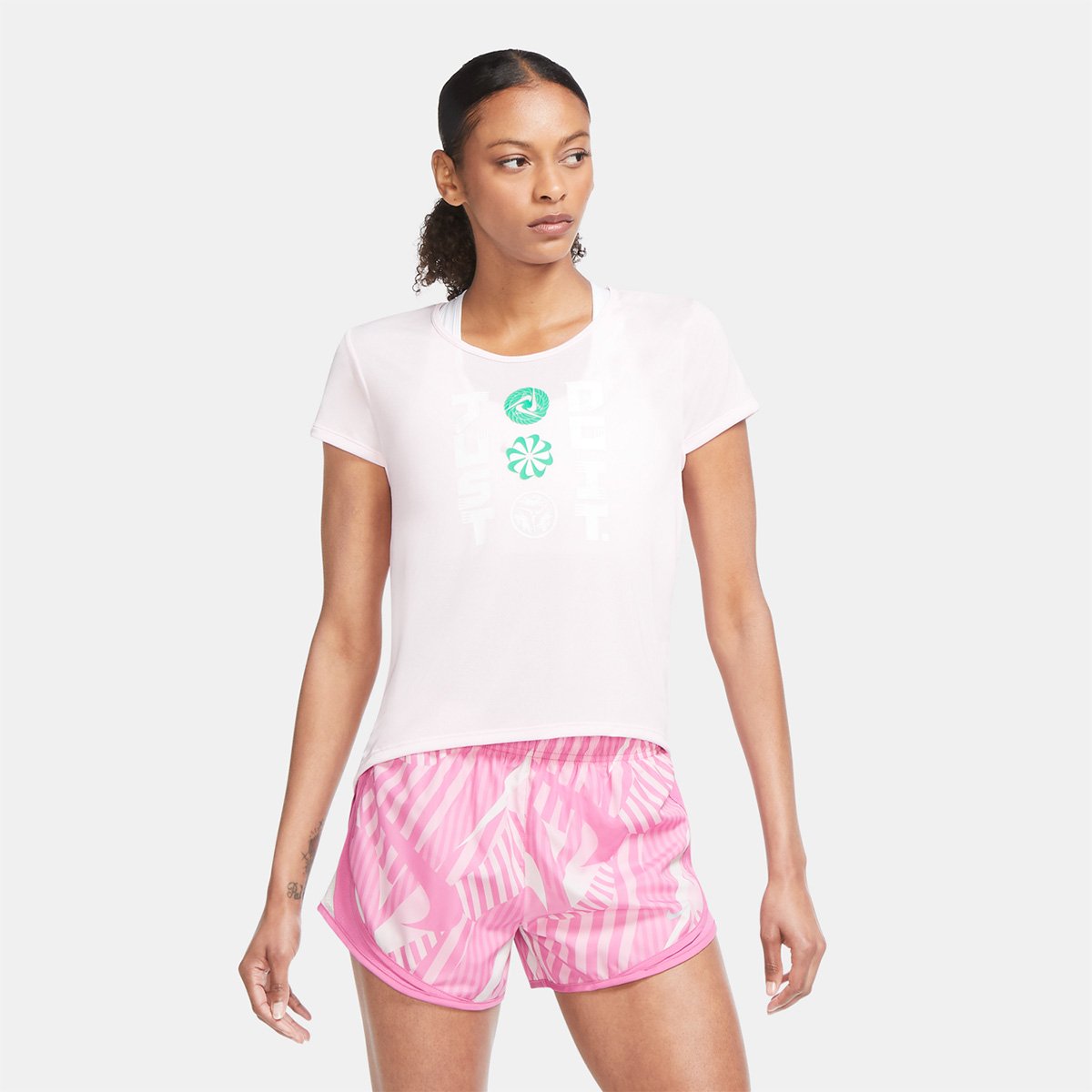 Camiseta Nike Icon Clash Feminina Menor preço em Camiseta Nike Icon Clash Feminina