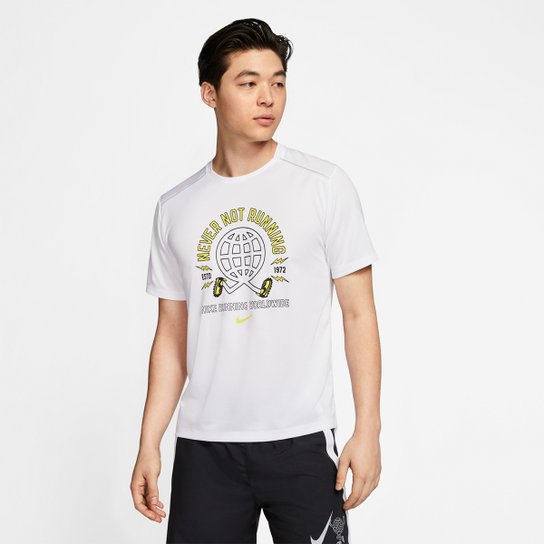 Camiseta Nike Miler SS Wild Run GX PO Masculina - Branco+prata Menor preço em Camiseta Nike Miler SS Wild Run GX PO Masculina - Branco+prata
