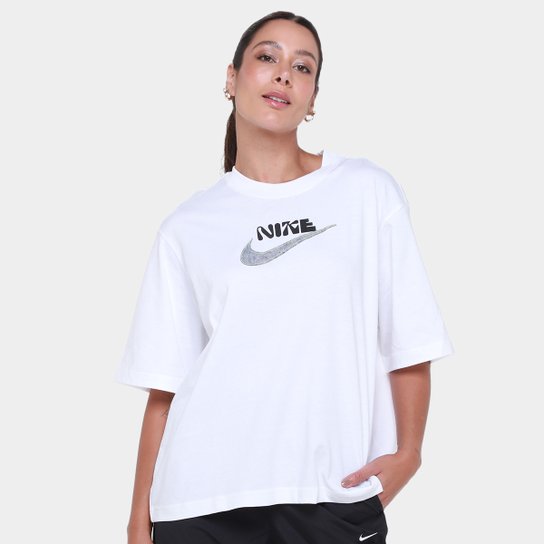 Camiseta Nike Sportswear Boxy FW Feminina - Branco Menor preço em Camiseta Nike Sportswear Boxy FW Feminina - Branco
