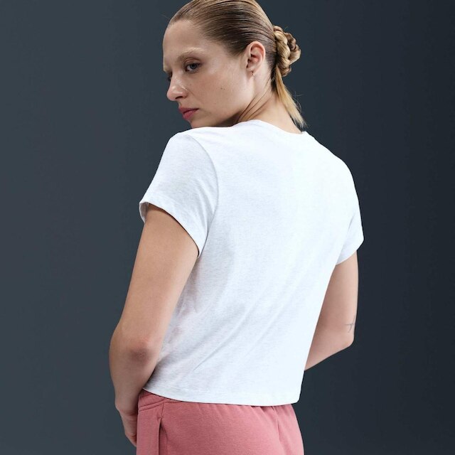 Camiseta Nike Sportswear Club Feminina