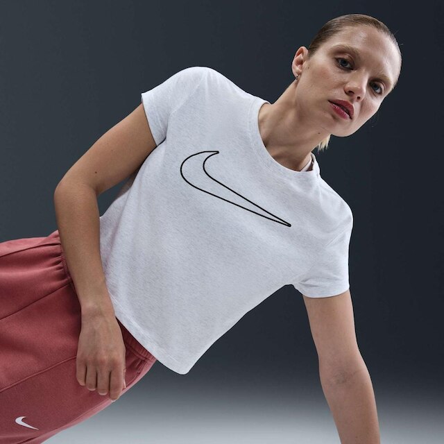Camiseta Nike Sportswear Club Feminina