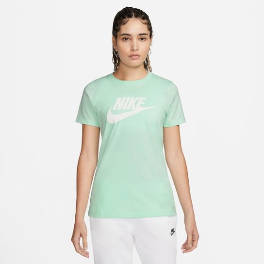 Camiseta Nike Sportswear Essential Icon Futura Feminina - Azul Menor preço em Camiseta Nike Sportswear Essential Icon Futura Feminina - Azul