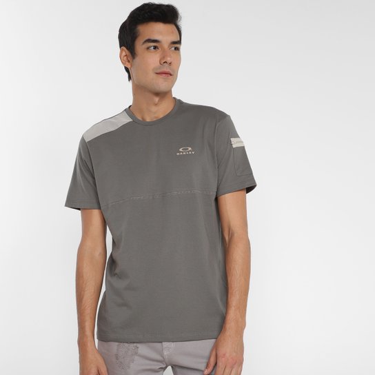 Camiseta Oakley Geometric Block Masculina - Chumbo Menor preço em Camiseta Oakley Geometric Block Masculina - Chumbo