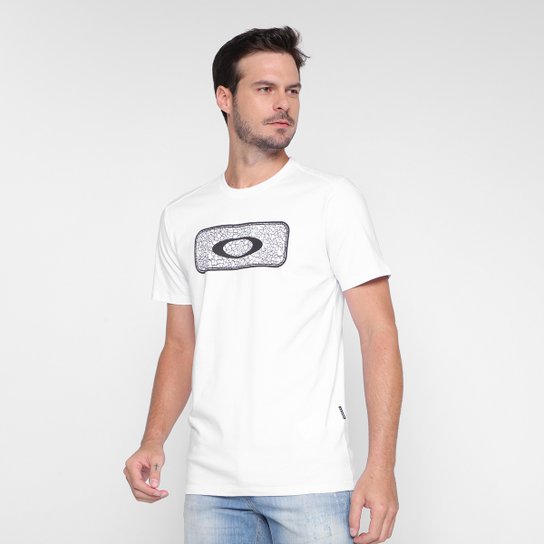 Camiseta Oakley Logo Graphic Masculina - Branco Menor preço em Camiseta Oakley Logo Graphic Masculina - Branco