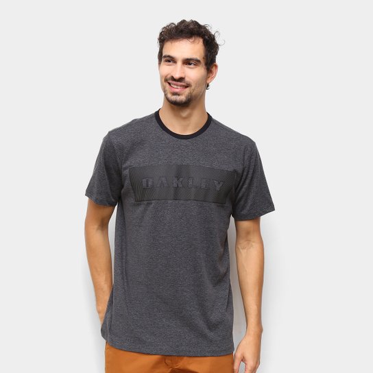 Camiseta Oakley Mod Tractor SP Masculina - Preto Menor preço em Camiseta Oakley Mod Tractor SP Masculina - Preto