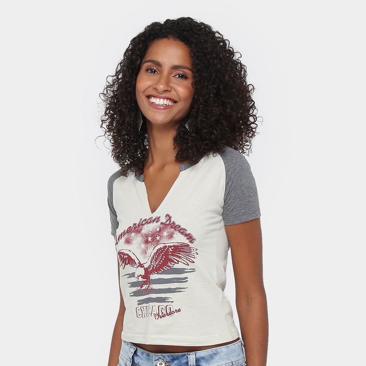 cortando gola de camiseta