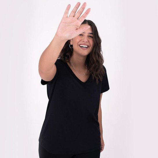 Camiseta Plus Size Basicamente Reta Gola V Feminina - Chumbo Menor preço em Camiseta Plus Size Basicamente Reta Gola V Feminina - Chumbo