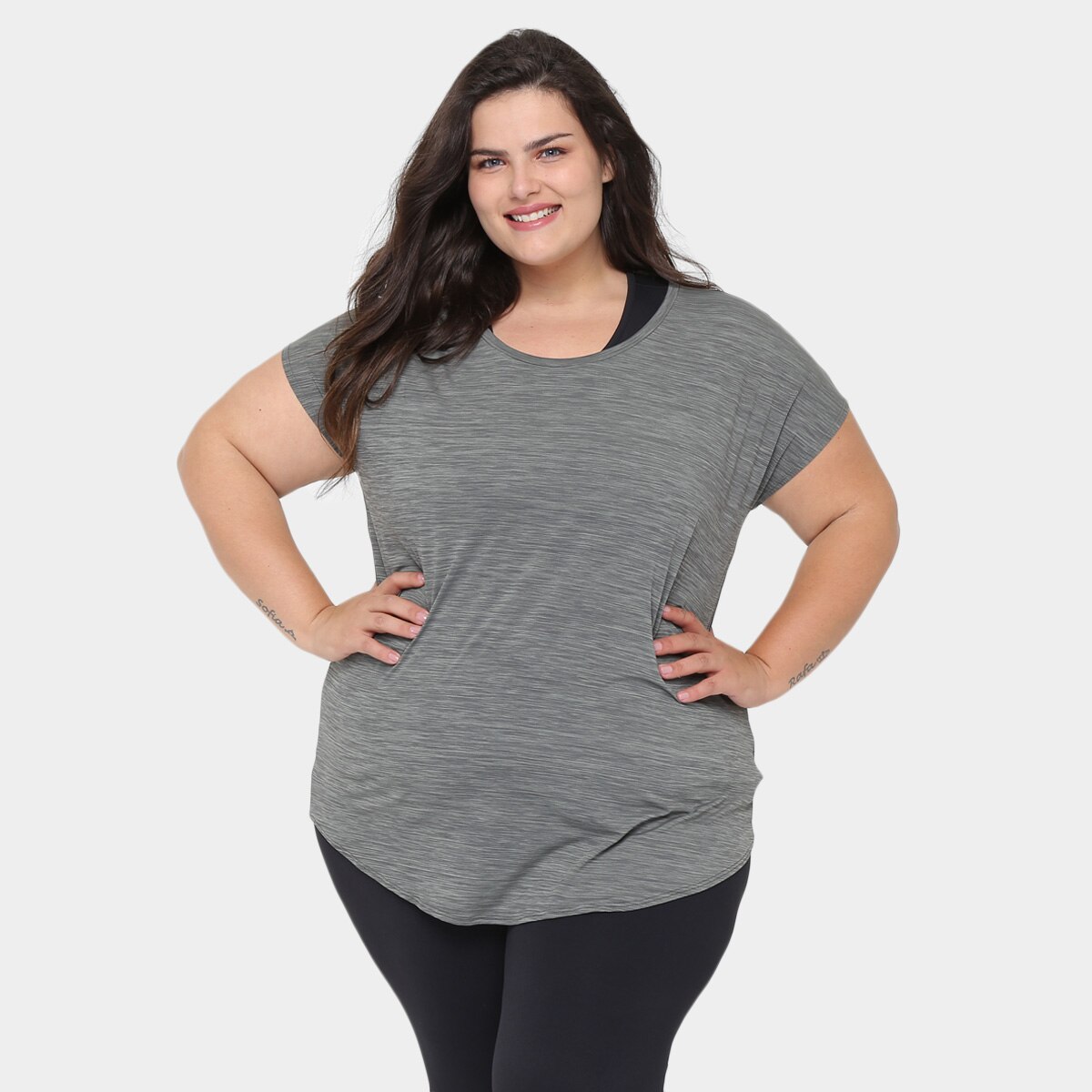 camiseta esportiva feminina plus size