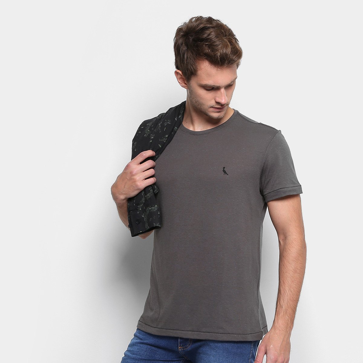 Calor o ano todo: Reserva lança coleção de camisetas