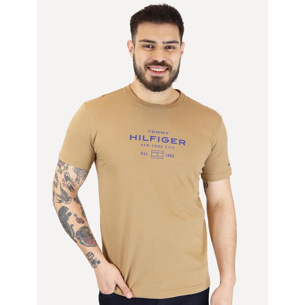 Camiseta Tommy Hilfiger Masculina Center New Stack Marrom