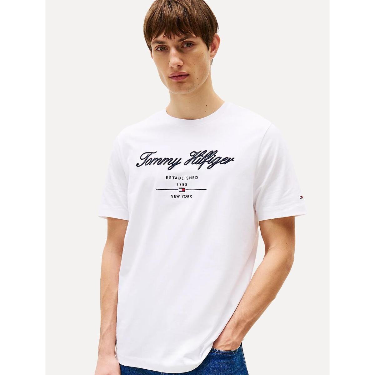 Camiseta Tommy Hilfiger Masculina Embroidered Est. 1985 New York Branca Menor preço em Camiseta Tommy Hilfiger Masculina Embroidered Est. 1985 New York Branca