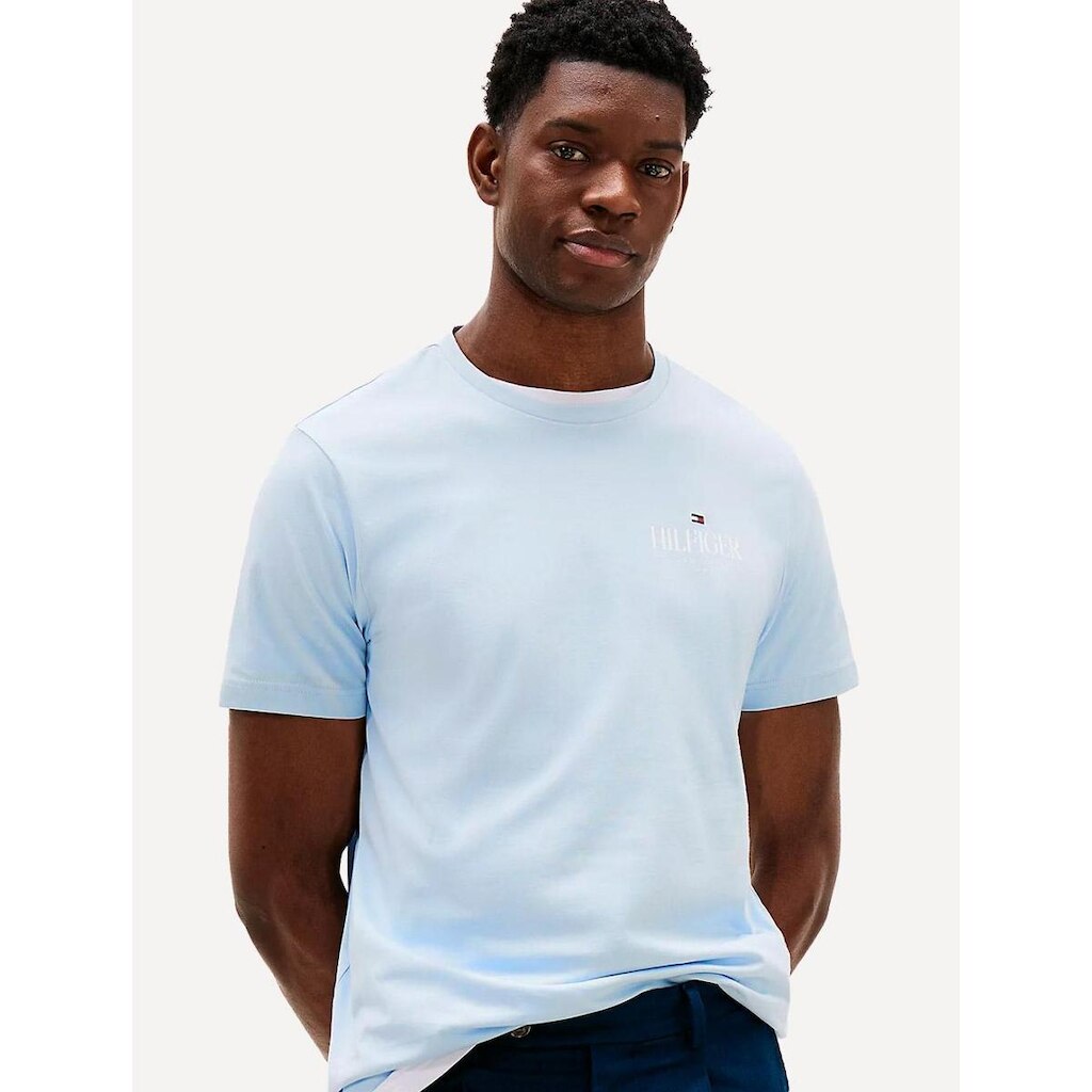 Camiseta Tommy Hilfiger Masculina Stack Poster Logo Azul Claro