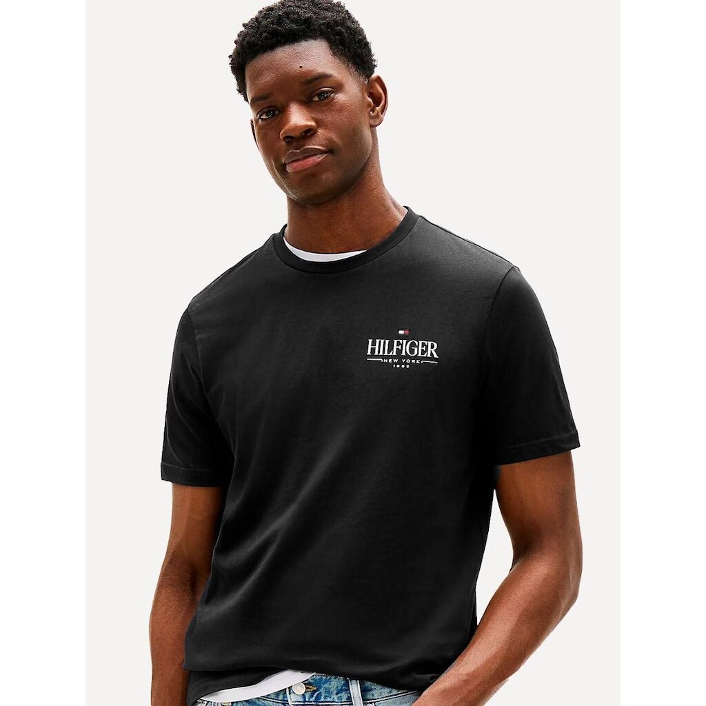 Camiseta Tommy Hilfiger Masculina Stack Poster Logo Preta
