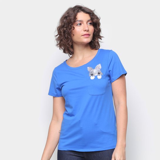 Camiseta Top Moda c/ Bolso Bordada Manga Curta Feminina - Azul Menor preço em Camiseta Top Moda c/ Bolso Bordada Manga Curta Feminina - Azul