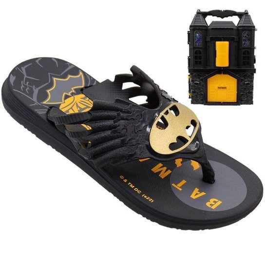Chinelo de Dedo Infantil Batman Batcaverna Com Playset Masculino - Preto+Amarelo Menor preço em Chinelo de Dedo Infantil Batman Batcaverna Com Playset Masculino - Preto+Amarelo
