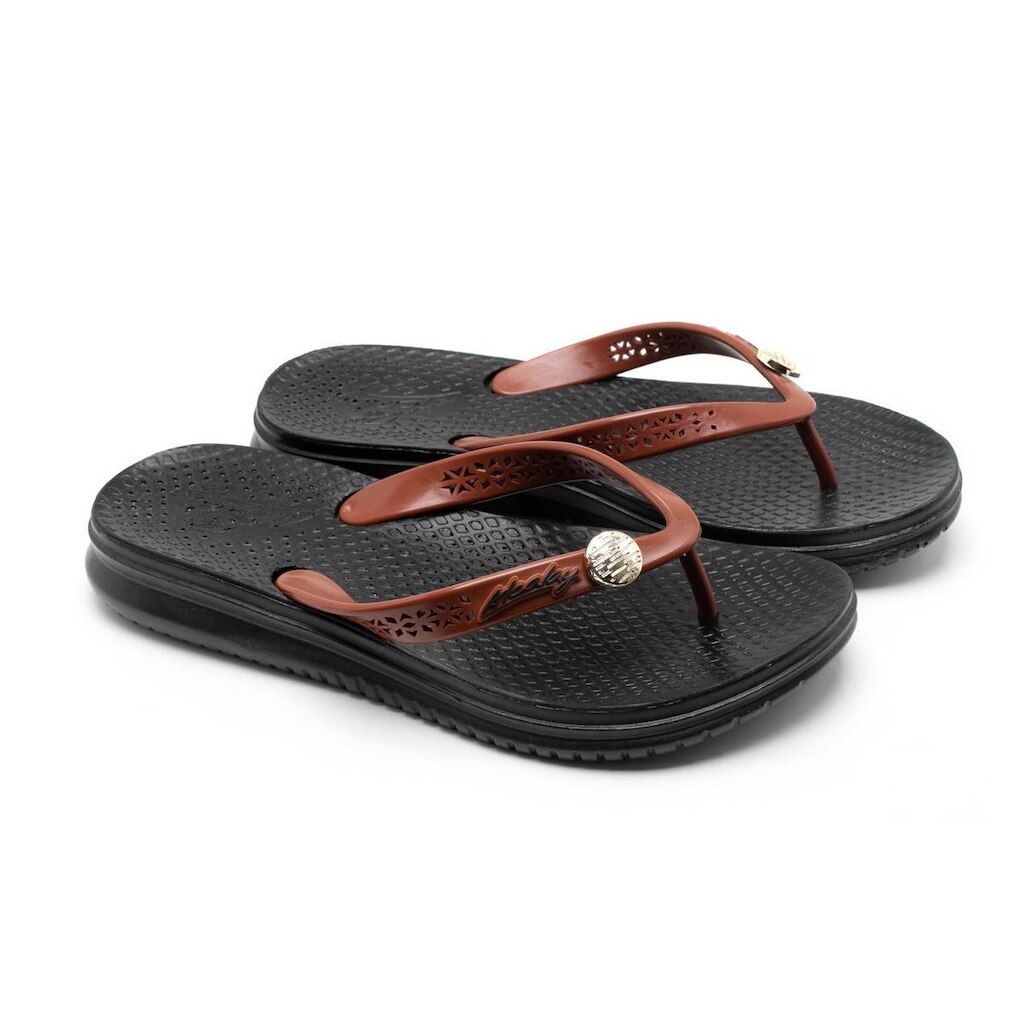 Chinelo Resistente Com Enfeite Em Metal Vegano Macio