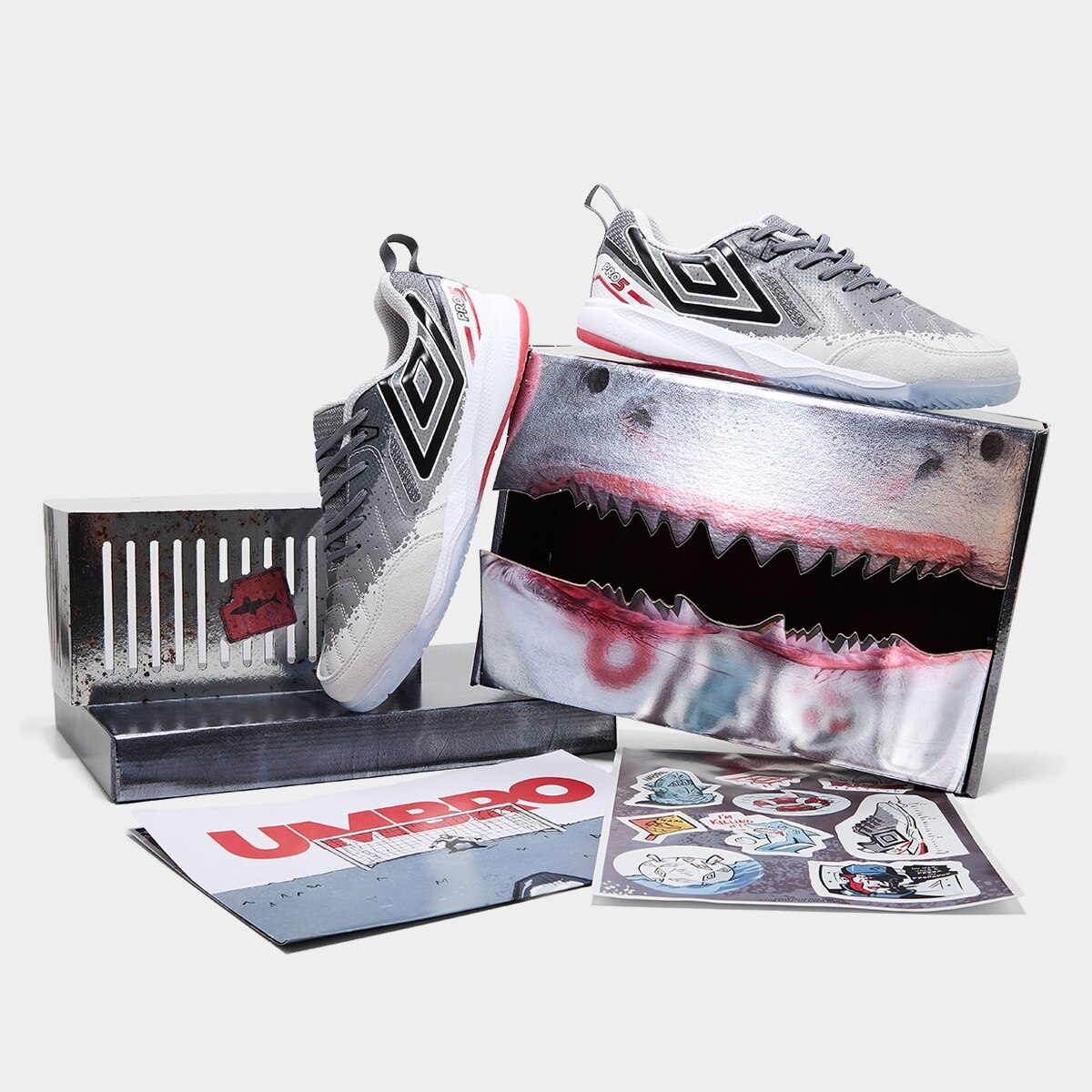 Chuteira Futsal Umbro Pro 5 Bump Shark - Branco+Grafite | Netshoes