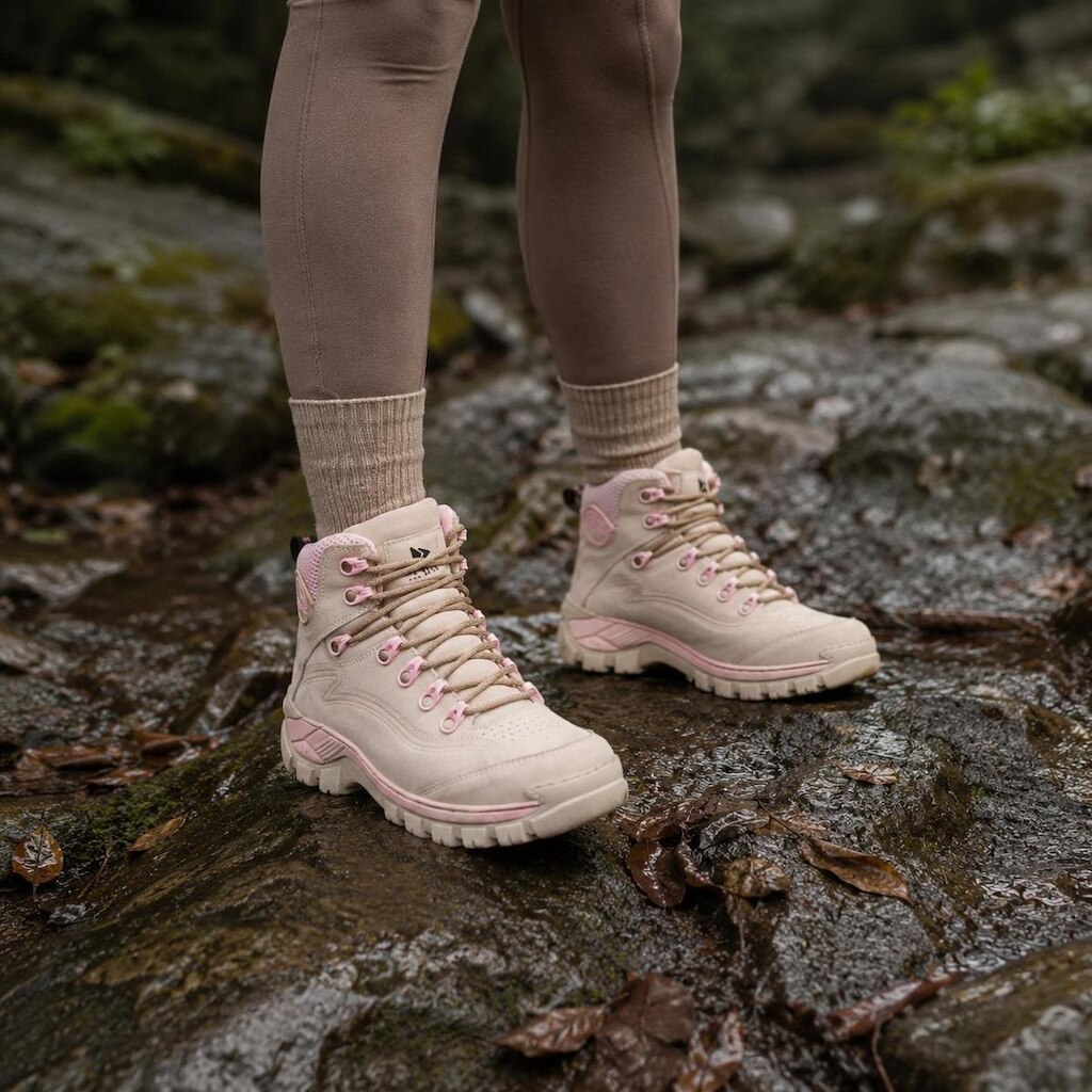 Coturno Feminino Adventure de Couro Nobre Bege Solado Tratorado Cano Medio Reforçada Resistente