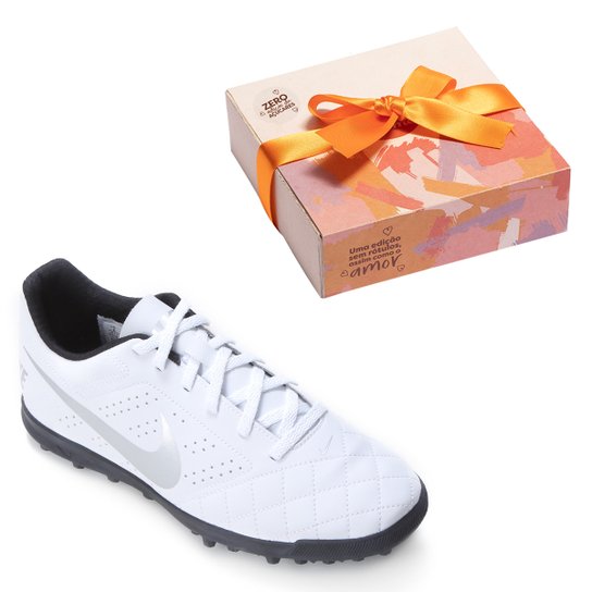 Kit Chuteira Society Nike Beco 2 TF + Caixa de Bombom c/ 9 unidades - Branco+prata Menor preço em Kit Chuteira Society Nike Beco 2 TF + Caixa de Bombom c/ 9 unidades - Branco+prata