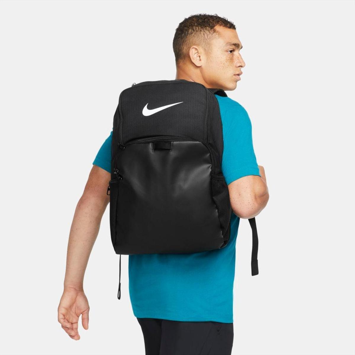 mochila nike brasilia backpack m - 24 litros 9.5 (Laranja) Small interior zip pocket offers a secure space for valuables.Haul loop gives you an alternative carrying option.Internal sleeve stores a laptop up to 15 Mochila Nike Brasilia 9.5 Unissex