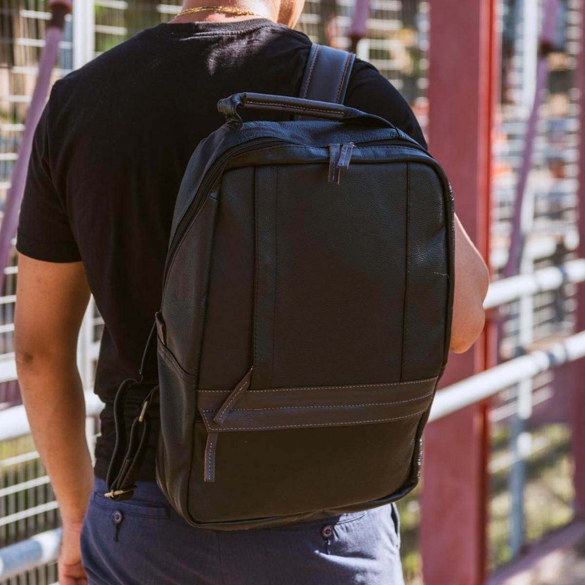 Mochila Slim Compacta em Couro Com Espaço Para Notebook Menor preço em Mochila Slim Compacta em Couro Com Espaço Para Notebook