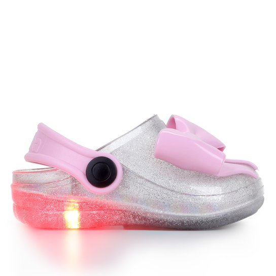 Sandália Babuche Infantil Luelua Laço Led - Prata Menor preço em Sandália Babuche Infantil Luelua Laço Led - Prata