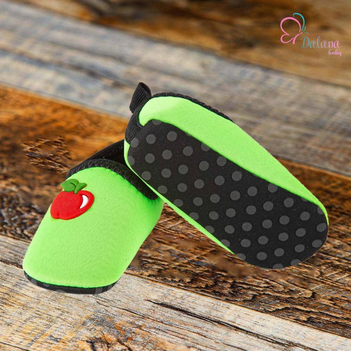 Comprar Sapato de bebê em tricô flor de crochê e pérolas - Verde | Moda  Infantil 2020 - Vila Bilu