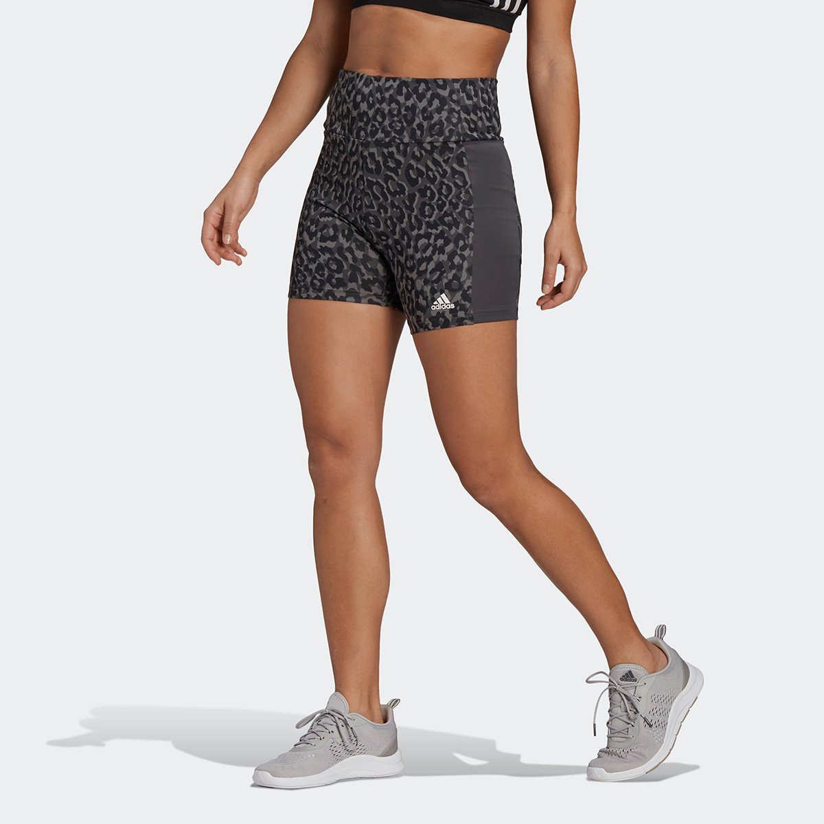 short adidas feminino cinza