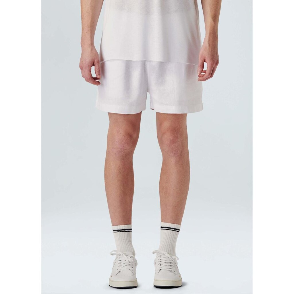 Short fluid linen pleats