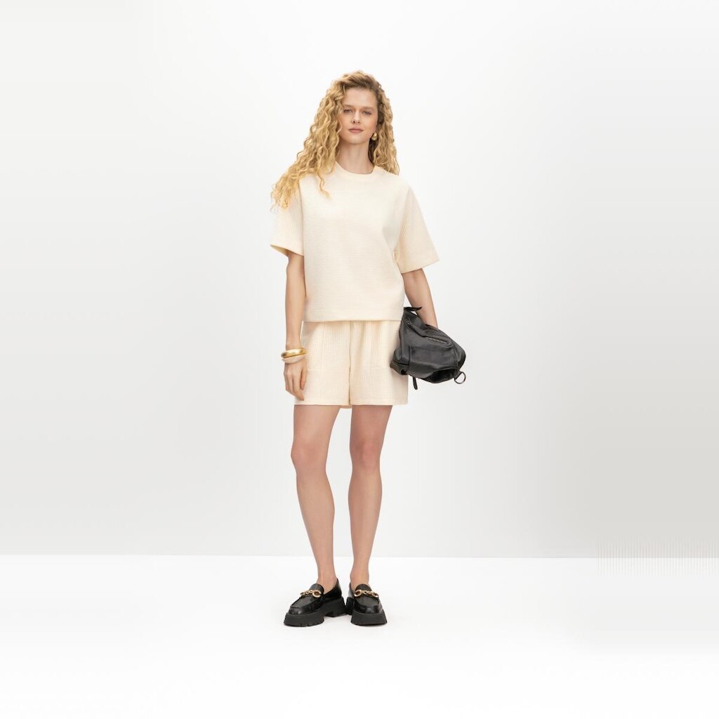 Shorts feminino em malha texturizada Essendi