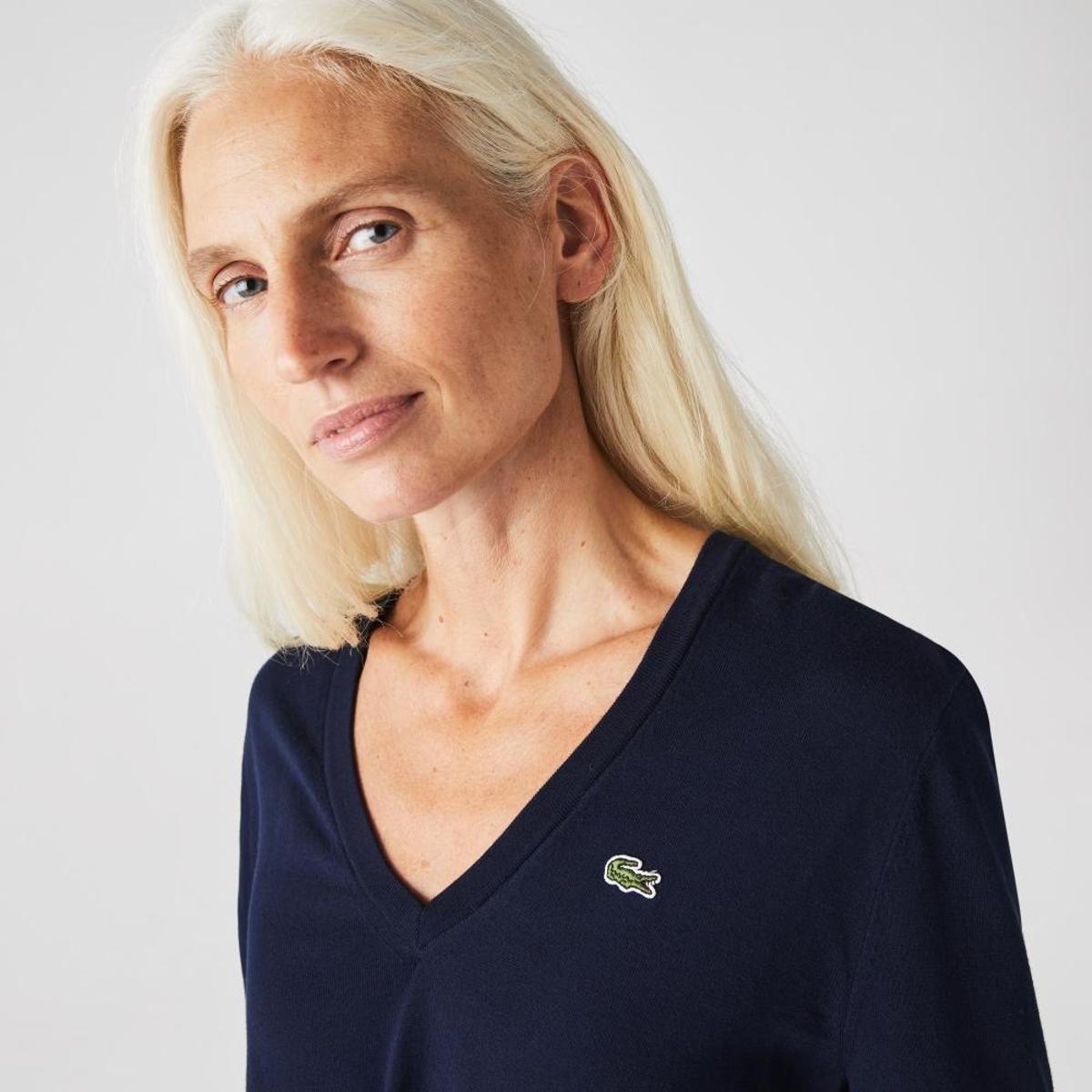 Suéter feminino Lacoste em algodão orgânico com decote em V - Azul