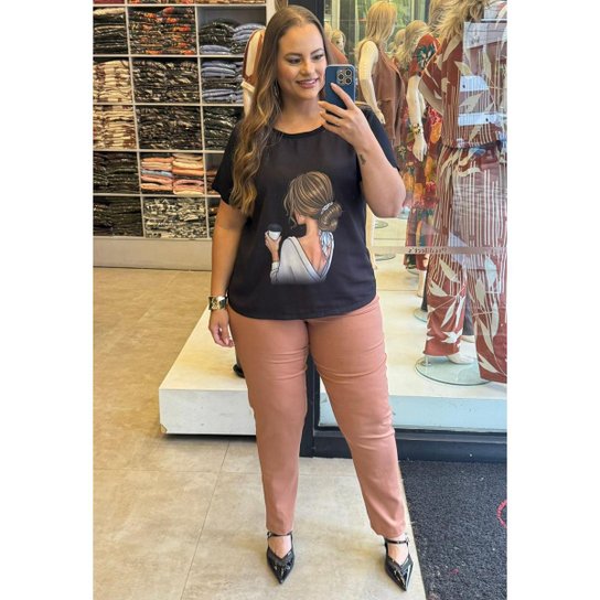 T-shirt Plus Size Estampada com Costas em Malha