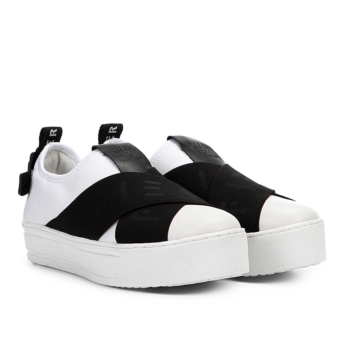 tenis adidas cruzado na frente