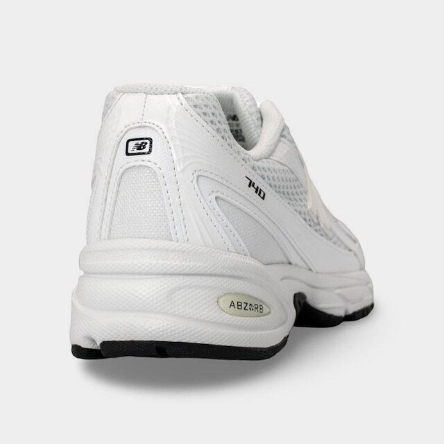 Tênis New Balance 740