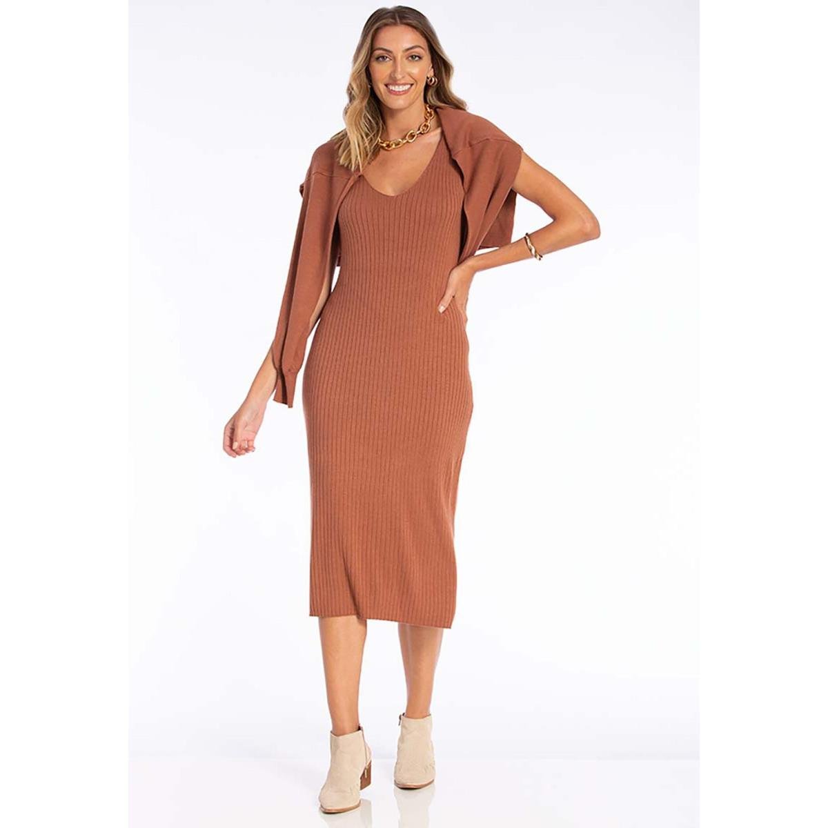 vestido com blusa sobreposta